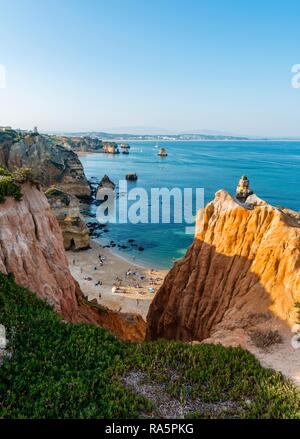Ponta da Piedade, plage Praia do Camilo, robuste côte rocheuse de grès, formations rocheuses dans la mer, Algarve, Lagos, Portugal Banque D'Images