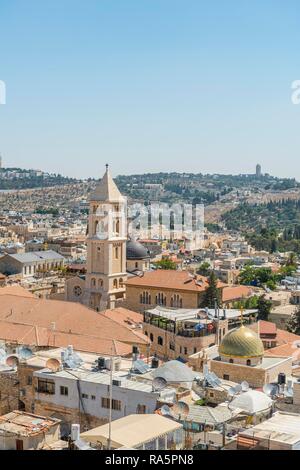 L'église du Rédempteur et le Dôme du rocher dans la mer de maisons, vue sur la vieille ville de Jérusalem, Israël Banque D'Images