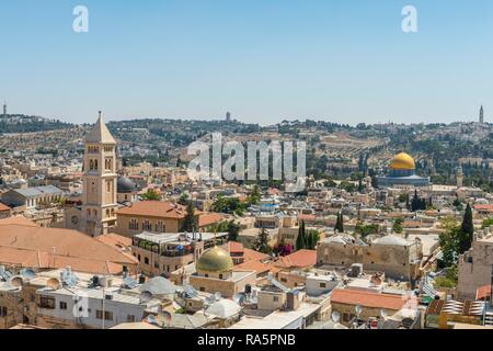 L'église du Rédempteur et le Dôme du rocher dans la mer de maisons, vue sur la vieille ville de Jérusalem, Israël Banque D'Images