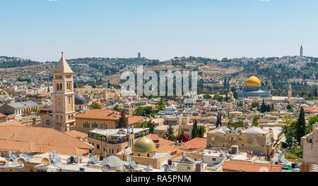 L'église du Rédempteur et le Dôme du rocher dans la mer de maisons, vue sur la vieille ville de Jérusalem, Israël Banque D'Images