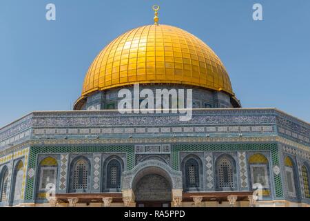 Sa façade est décorée de mosaïques et golden dome, Dôme du Rocher, également Qubbat As-sachra, Kipat Hasela, mont du Temple, Vieille Ville Banque D'Images