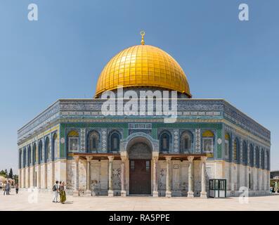 Sa façade est décorée et golden dome, Dôme du Rocher, également Qubbat As-sachra, Kipat Hasela, mont du Temple, vieille ville, Jérusalem Banque D'Images