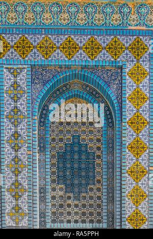 Sa façade est décorée de mosaïque, Dôme du Rocher, également Qubbat As-sachra, Kipat Hasela, mont du Temple, vieille ville, Jérusalem, Israël Banque D'Images