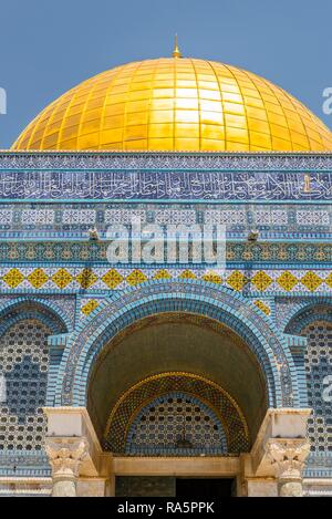 Sa façade est décorée de mosaïque, Dôme du Rocher, également Qubbat As-sachra, Kipat Hasela, mont du Temple, vieille ville, Jérusalem, Israël Banque D'Images