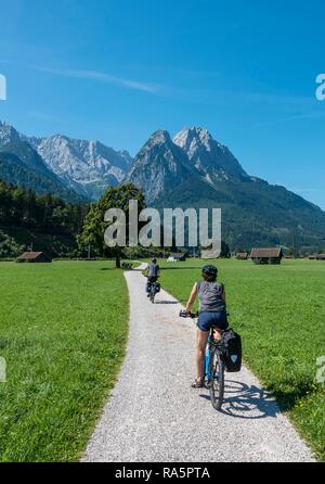 Les cyclistes sur piste cyclable, vélo, tour à vtt, derrière Zugspitze, Tegernauweg, près de Grainau, traversée des Alpes Banque D'Images