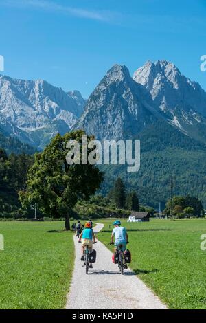 Les cyclistes sur piste cyclable, vélo, tour à vtt, derrière Zugspitze, Tegernauweg, près de Grainau, traversée des Alpes Banque D'Images