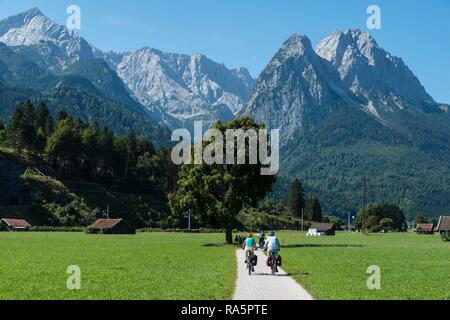 Les cyclistes sur piste cyclable, vélo, tour à vtt, derrière Zugspitze, Tegernauweg, près de Grainau, traversée des Alpes Banque D'Images