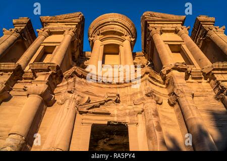 Temple Rock Ad Monastère Deir, Petra, Jordanie Banque D'Images