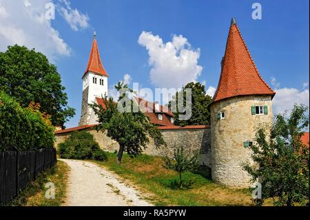 Ville médiévale avec mur de défense défensive tower, tour de défense de Bell de la basilique romane Saint-Martin, vieille ville, Greding Banque D'Images