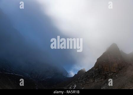 Rock la dent avec le brouillard, Ehrwald, Tyrol, Autriche Banque D'Images