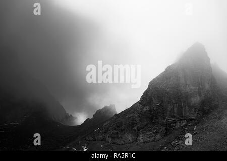 Rock la dent avec le brouillard, Ehrwald, Tyrol, Autriche Banque D'Images