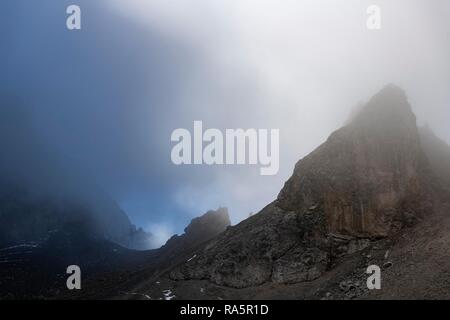 Rock la dent avec le brouillard, Ehrwald, Tyrol, Autriche Banque D'Images