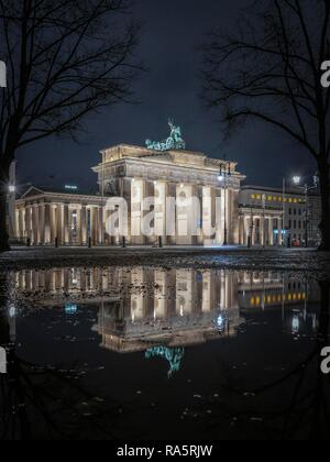 Porte de Brandebourg d'ouest le matin, Straße des 17. Juni, Platz des 18. März, Berlin, Allemagne Banque D'Images