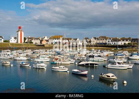 Bateaux dans port, Guilvinec, Finistère, Bretagne, France Banque D'Images