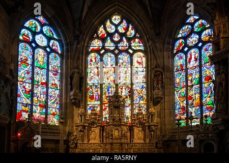 Vitraux colorés, vitrail d'église dans le sanctuaire, église du Calvaire Saint-Germain, Pleyben, Département Finistère Banque D'Images