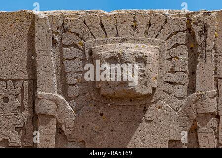 Porte du Soleil avec des chiffres de la période pré-Inca, Tihuanaku, Tiawanacu, Tiahuanaco, La Paz, Bolivie Banque D'Images