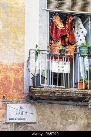 Un signe pour un service laundery dans le Quartieri Spagnoli, quartier espagnol, Naples, Italie. Banque D'Images