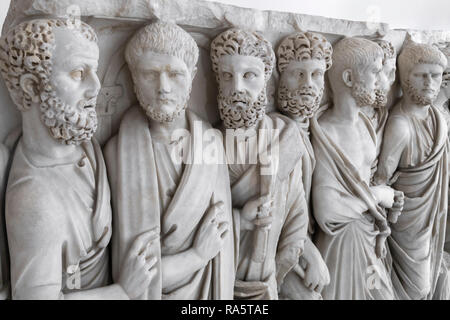 Un sarcophage romain du 3ème cen. AD, représentant des hommes en tenue traditionnelle romaine, la toge, dans le Musée Archéologique National de Naples, Italie. Banque D'Images