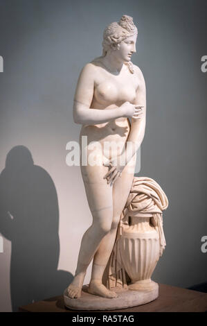 Une sculpture en marbre de la déesse Aphrodite 2ème. cen. AD, une copie romaine d'un 3-2nd cen. BC original grec. Dans le Musée Archéologique National à Napl Banque D'Images