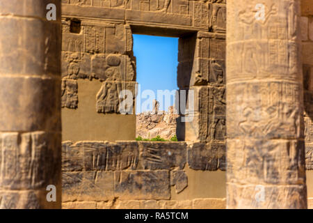 Une ruine vu d'une fenêtre dans un temple égyptien en Egypte Banque D'Images