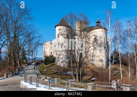 Château de Niedzica Dunajec médiévale, en Pologne, en voyant le coucher du soleil en hiver Banque D'Images
