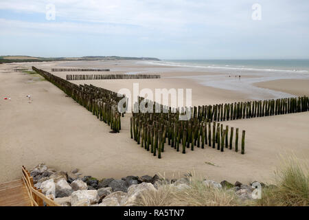 Des poteaux de défense de la mer pour protéger les dunes de sable de Wissant France Banque D'Images