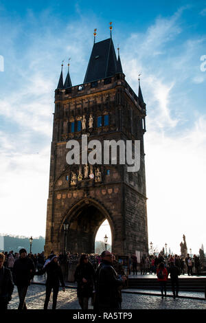 PRAGUE, RÉPUBLIQUE TCHÈQUE - Avril 2018 : Tour de l'emblématique et historique pont Charles construit sur la 15e sur la Vltava Banque D'Images