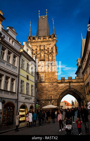 PRAGUE, RÉPUBLIQUE TCHÈQUE - Avril 2018 : Tour de l'emblématique et historique pont Charles construit sur la 15e sur la Vltava Banque D'Images