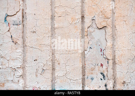 Comme la texture du mur fissuré, fond grungy la surface est usée, surmonté d'un vieux bâtiment façade extérieure Banque D'Images