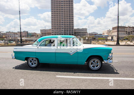 American Classic vintage voiture roulant le long du Malecon de La Havane, Cuba, Caraïbes Banque D'Images