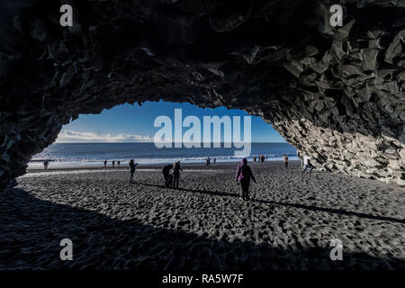 Grotte de la mer créé à partir de l'action des vagues sur les falaises de basalte de la plage de sable noir de Reynisfjara qui jouit de l'Islande [aucun modèle de presse ; disponible pour editorial licensin Banque D'Images