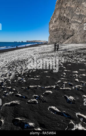 L'empreinte de neige sur la plage de sable noir Reynisfjara qui jouit près de Vik, Islande [aucun modèle de presse ; disponible pour les licences éditoriales uniquement] Banque D'Images