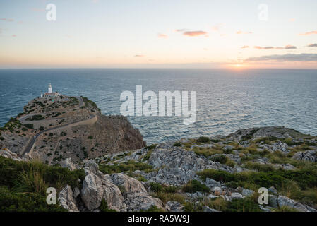Lever du soleil à Phare à Cap de Formentor dans la côte nord de Majorque, Espagne Banque D'Images