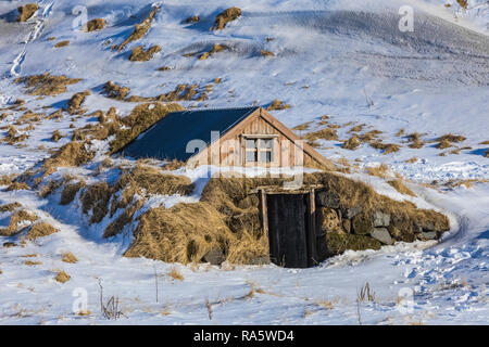 Grange construite de manière traditionnelle, avec l'isolement et de la sod une fondation en pierre, près de la plage de Reynisfjara qui jouit en Islande [pas de biens ; la disponibilité Banque D'Images