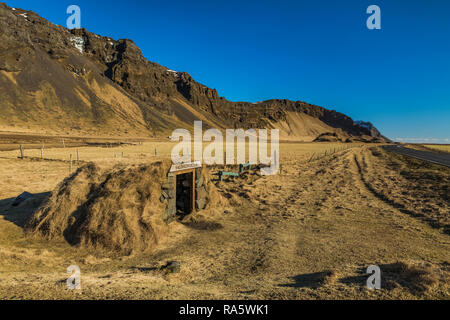 Le hangar, une structure de pierre et de gazon traditionnel construit en 1948 par un agriculteur comme un refuge pour les gens et pour garder des bidons de lait frais, Sauðhúsvöllur, Icel Banque D'Images