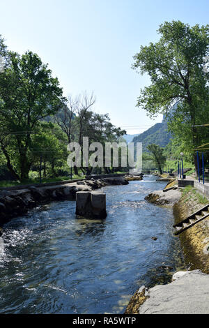 En slalom de montagne sur la rivière Treska en canyon Matka. Skopje, Macédoine. Banque D'Images
