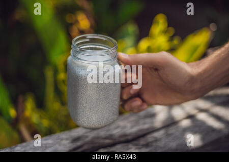 Couches sain dessert avec chia pudding dans un pot Mason sur fond rustique Banque D'Images