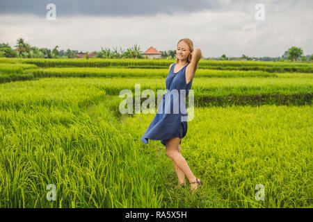 Jeune femme sur le champ de riz cascade verte plantation. Bali, Indonésie Banque D'Images