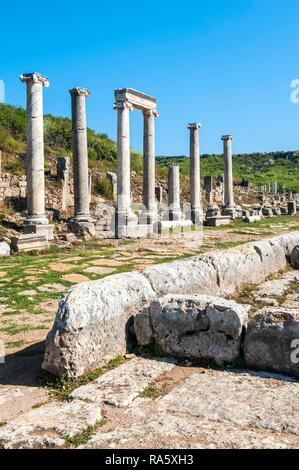 Columned rue menant au Nymphée, fontaine, Perge, Antalya, Turquie Banque D'Images