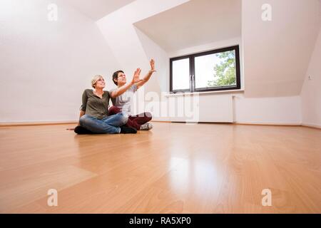 Jeune couple recherche en un nouvel appartement Banque D'Images