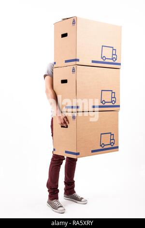 Young man carrying boxes Banque D'Images