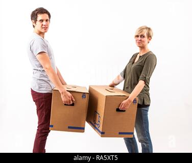 Jeune couple carrying boxes Banque D'Images