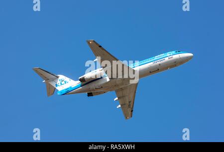 , KLM Cityhopper, Fokker 70, après avoir décollé de l'aéroport de Düsseldorf, Rhénanie du Nord-Westphalie Banque D'Images