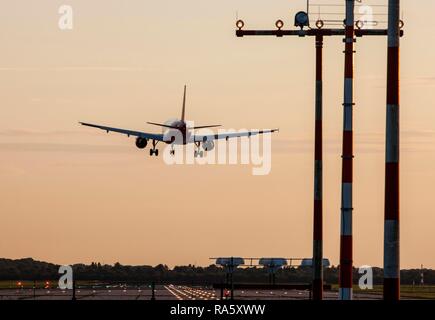 Air Berlin Airbus atterrissant à l'Aéroport International de Düsseldorf, au crépuscule, Düsseldorf, Rhénanie du Nord-Westphalie Banque D'Images