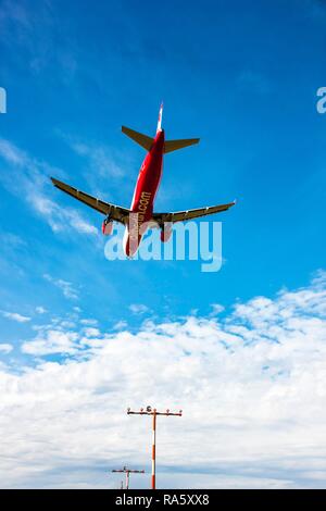 Air Berlin Airbus atterrissant à l'Aéroport International de Düsseldorf, Düsseldorf, Rhénanie du Nord-Westphalie Banque D'Images