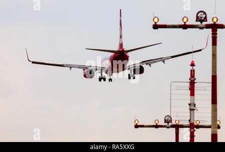 Air Berlin Boeing 737 avions de transport de passagers à l'atterrissage à l'Aéroport International de Düsseldorf, Düsseldorf, Rhénanie du Nord-Westphalie Banque D'Images