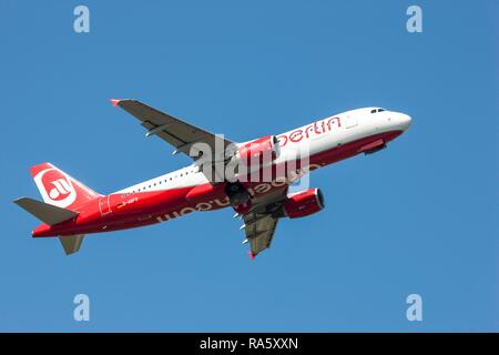 Air Berlin, Airbus A320-214, après avoir décollé de l'aéroport de Düsseldorf, Rhénanie du Nord-Westphalie Banque D'Images