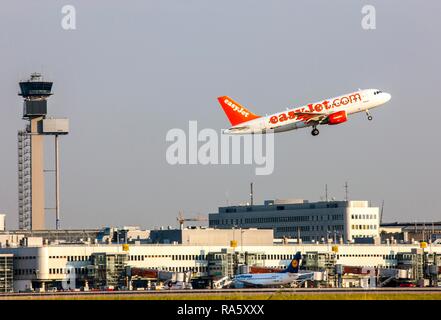 EasyJet Airbus A319 qui décolle de l'Aéroport International de Düsseldorf, tour de contrôle, Duesseldorf Banque D'Images