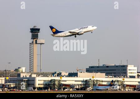 Boeing 737 de la Lufthansa à l'Aéroport International de Düsseldorf, tour de contrôle, Duesseldorf Banque D'Images