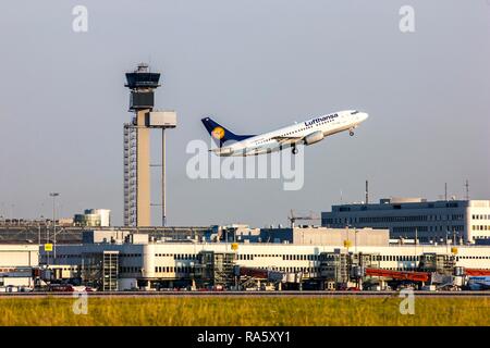 Boeing 737 de la Lufthansa, qui décolle de l'Aéroport International de Düsseldorf, vol, tour de contrôle, Düsseldorf, Rhénanie du Nord-Westphalie Banque D'Images